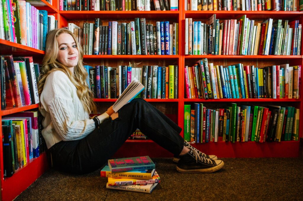 senior-portraits-in-a-book-store-meredith-amadee-photography