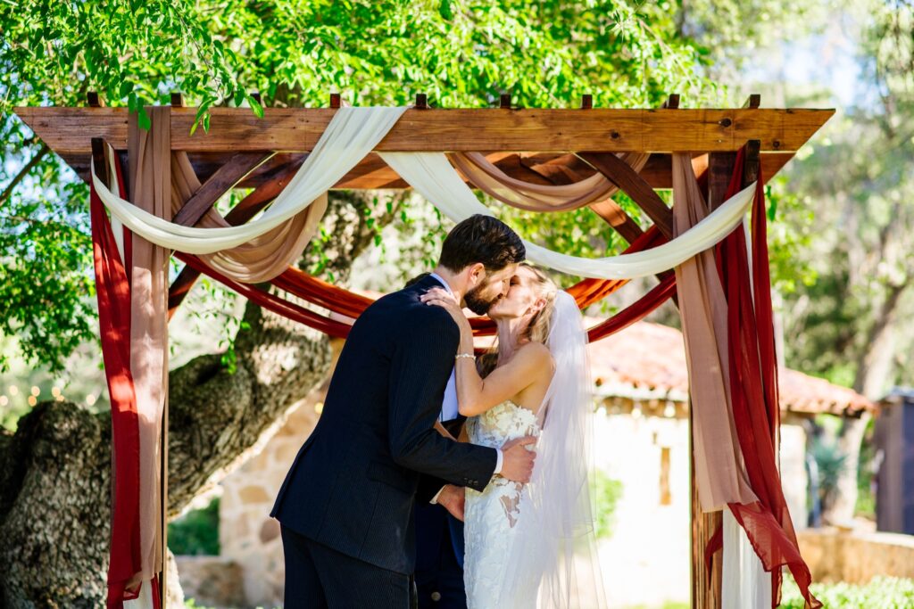 wedding-first-kiss-meredith-amadee-photography